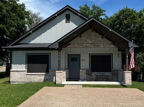 909 N Randolph Ave, Bryan, TX 77803