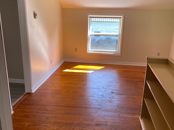4th image of 109 N Main St