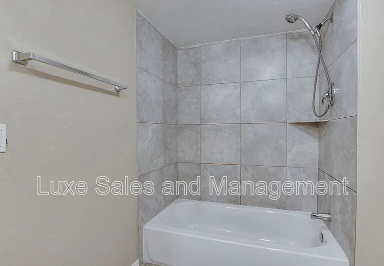 6026 Nw Expy #C — Photo 26
