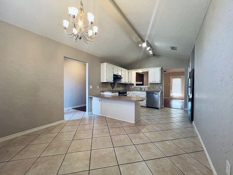 6904 Genoa Ave — Photo 3