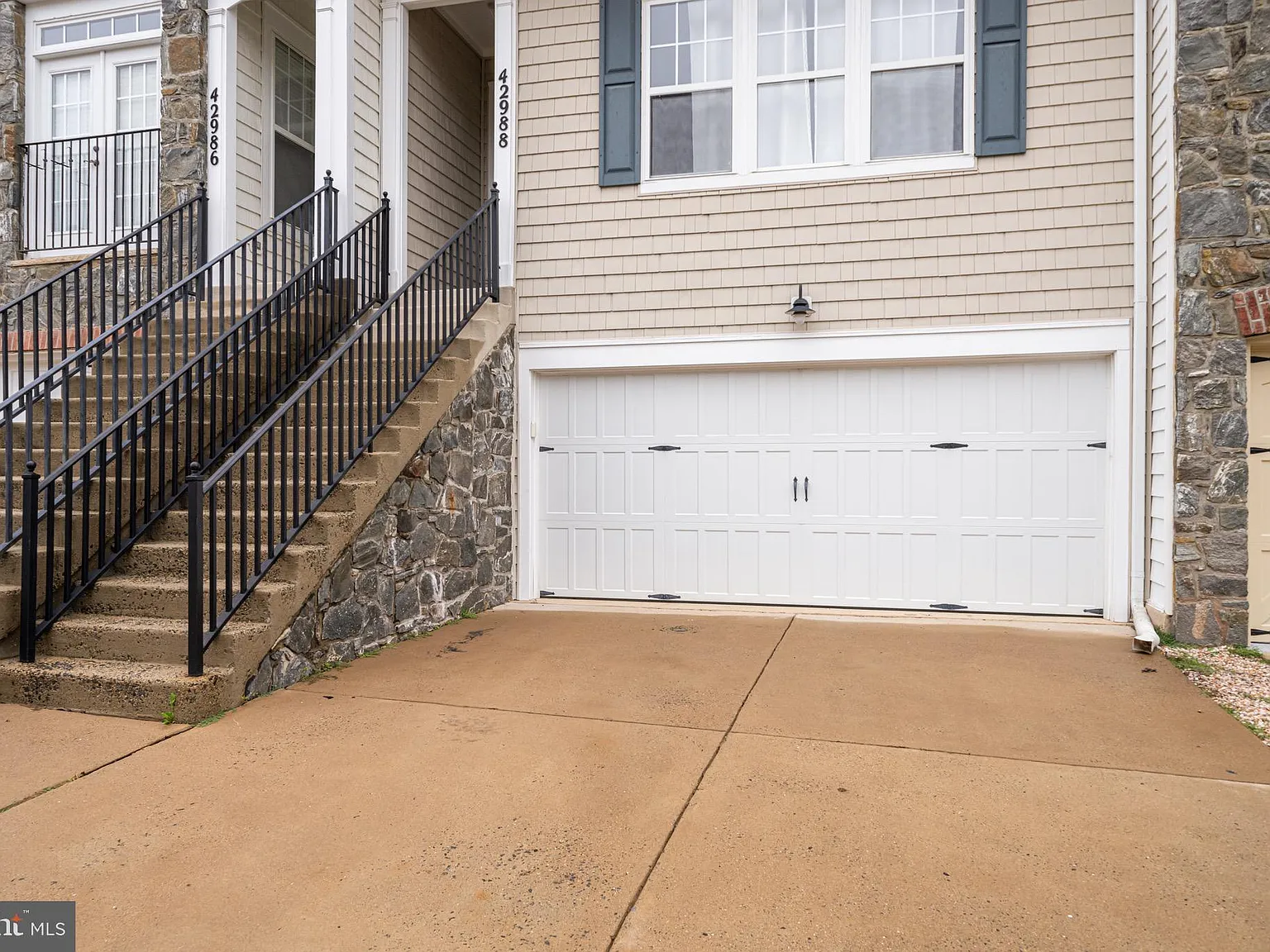 3 bed, 3.5 bath, 2616 sqft, $3,300 — Photo 3