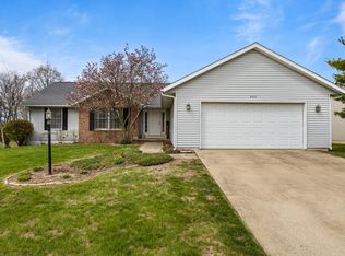 807 Heather Dr, Mahomet, IL 61853