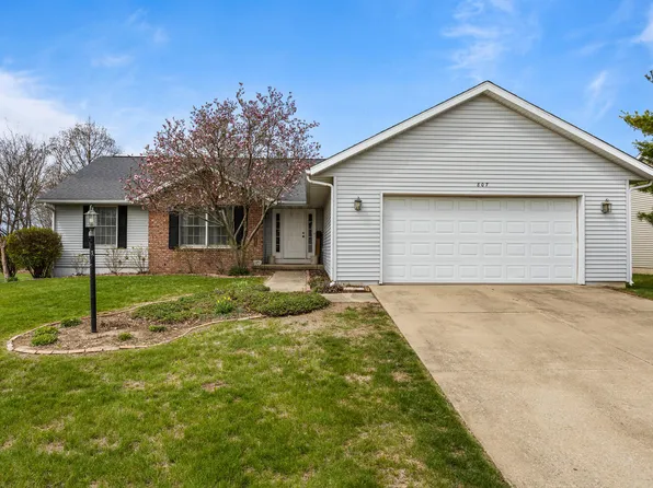 807 Heather Dr, Mahomet, IL 61853