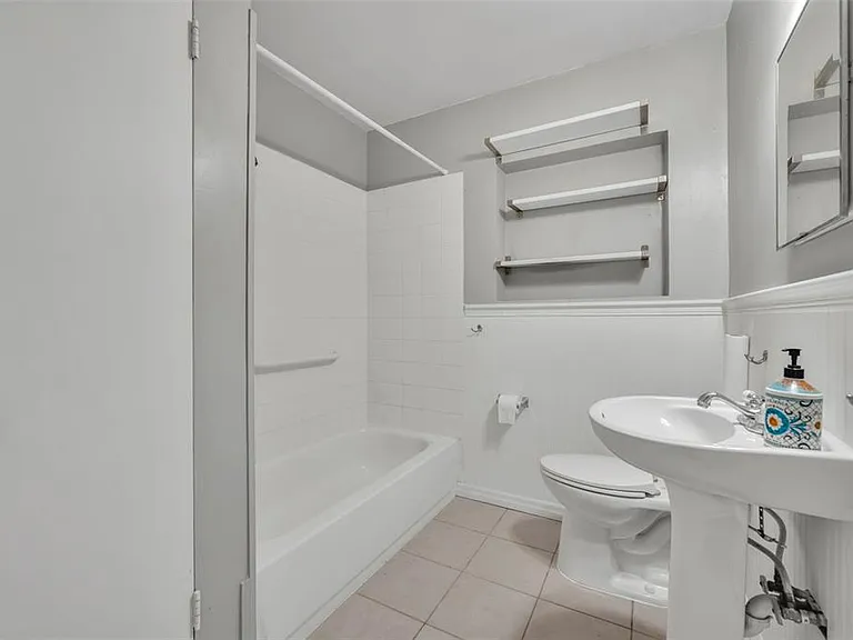 1811 Park Lake St — Photo 25