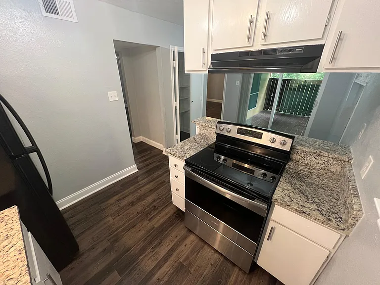 Hampton Gardens Apartment — Photo 38