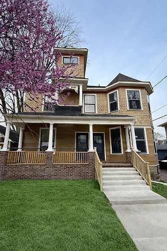 915 Rockhill St Photo 1