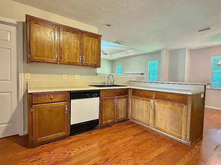 1130 Montclair Dr — Photo 7