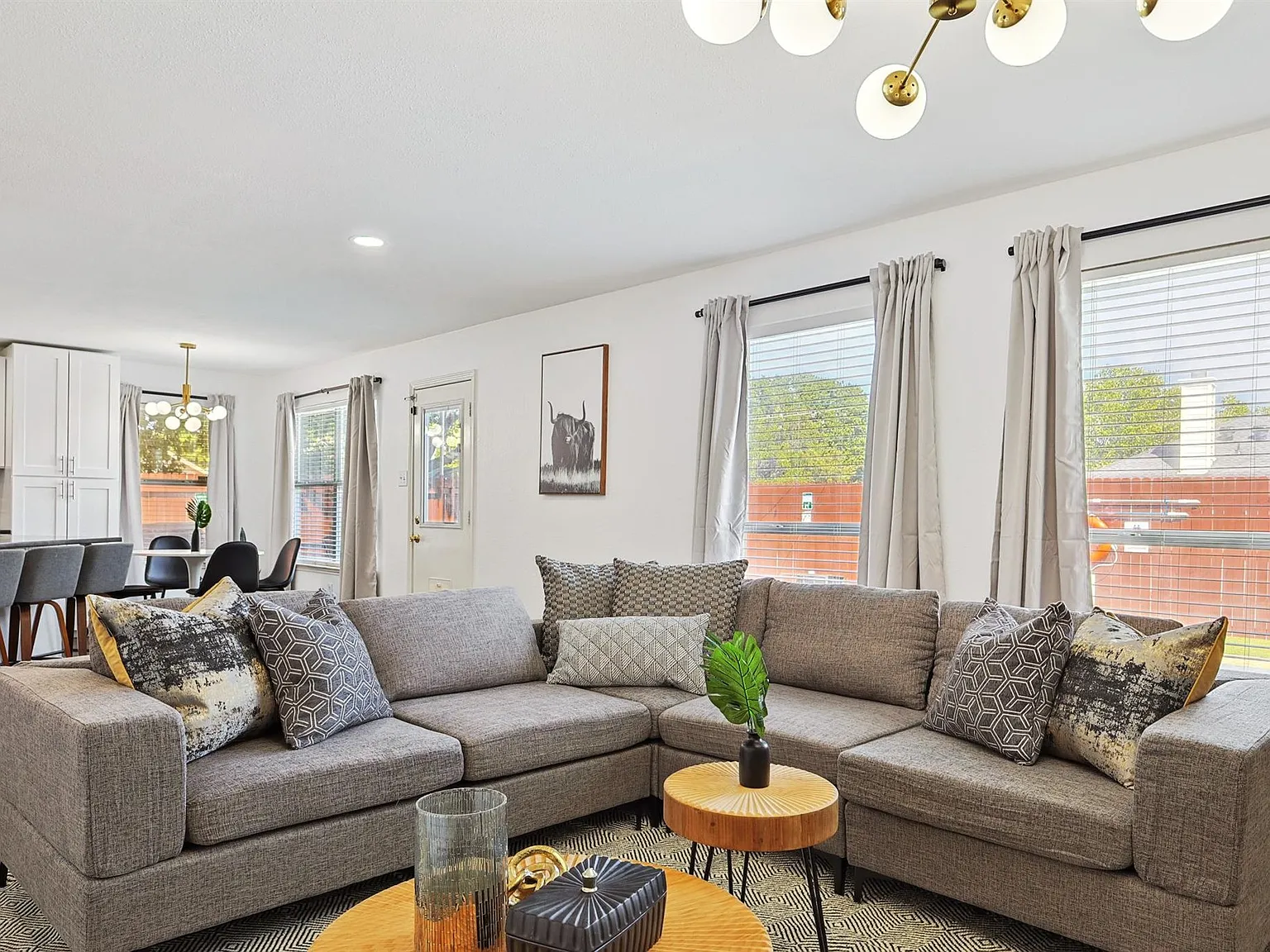 5 bed, 2.5 bath, 2951 sqft, $8,950 — Photo 3