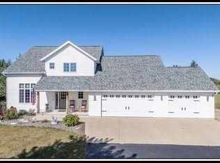 W8512 Quiet Ln, Hortonville, WI 54944