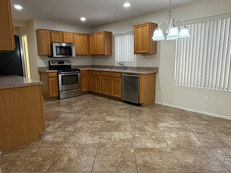 11402 W Hutton Dr — Photo 4