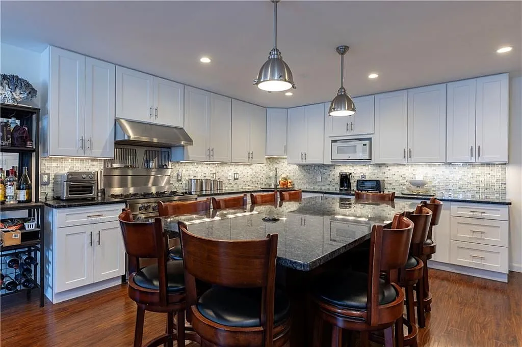 3 bed, 2.0 bath, 2150 sqft, $4,500 — Photo 4