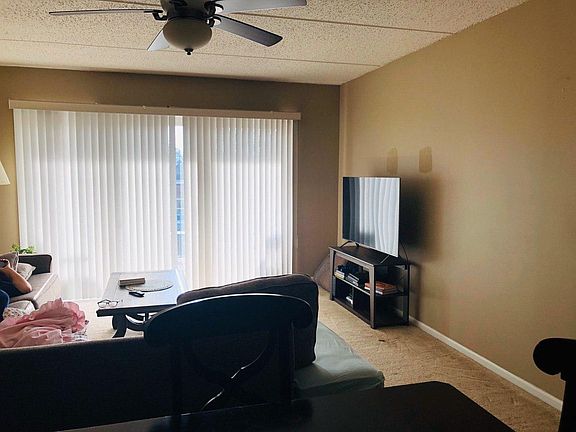 4th image of 5555 N Cumberland Ave Unit 307