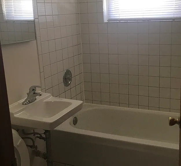 Studio bathroom-1637 Orrington