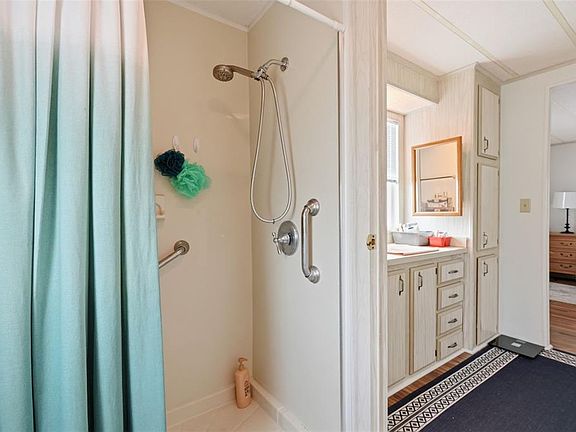 5th image of 2049 Manoa Dr
