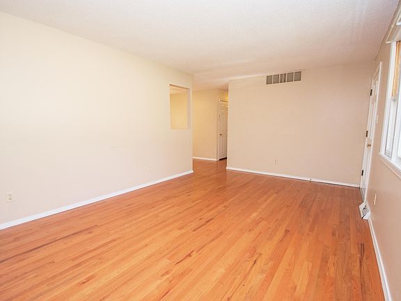 4th image of 2303 W Edgewood Dr