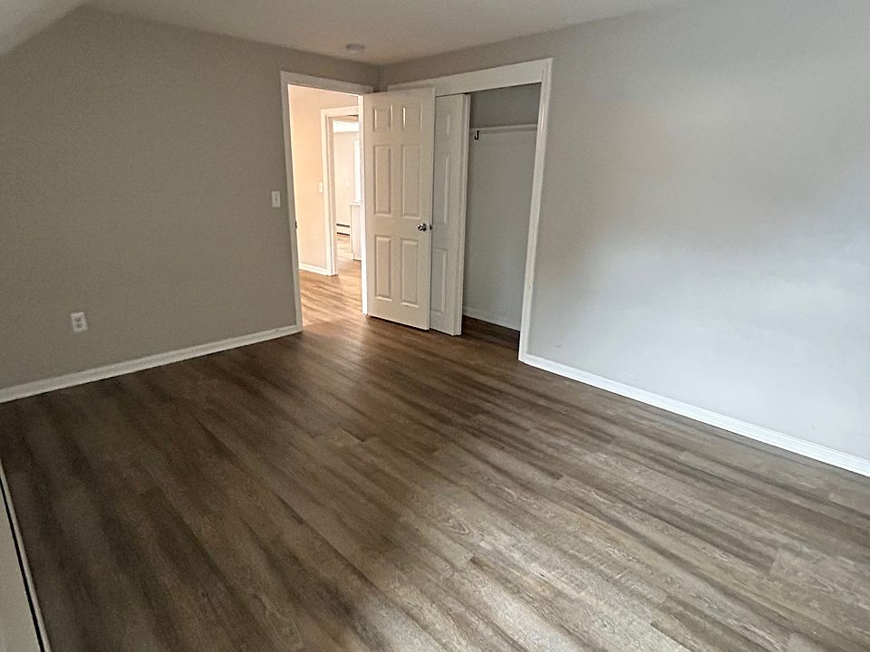 1st Bedroom w/ Closet