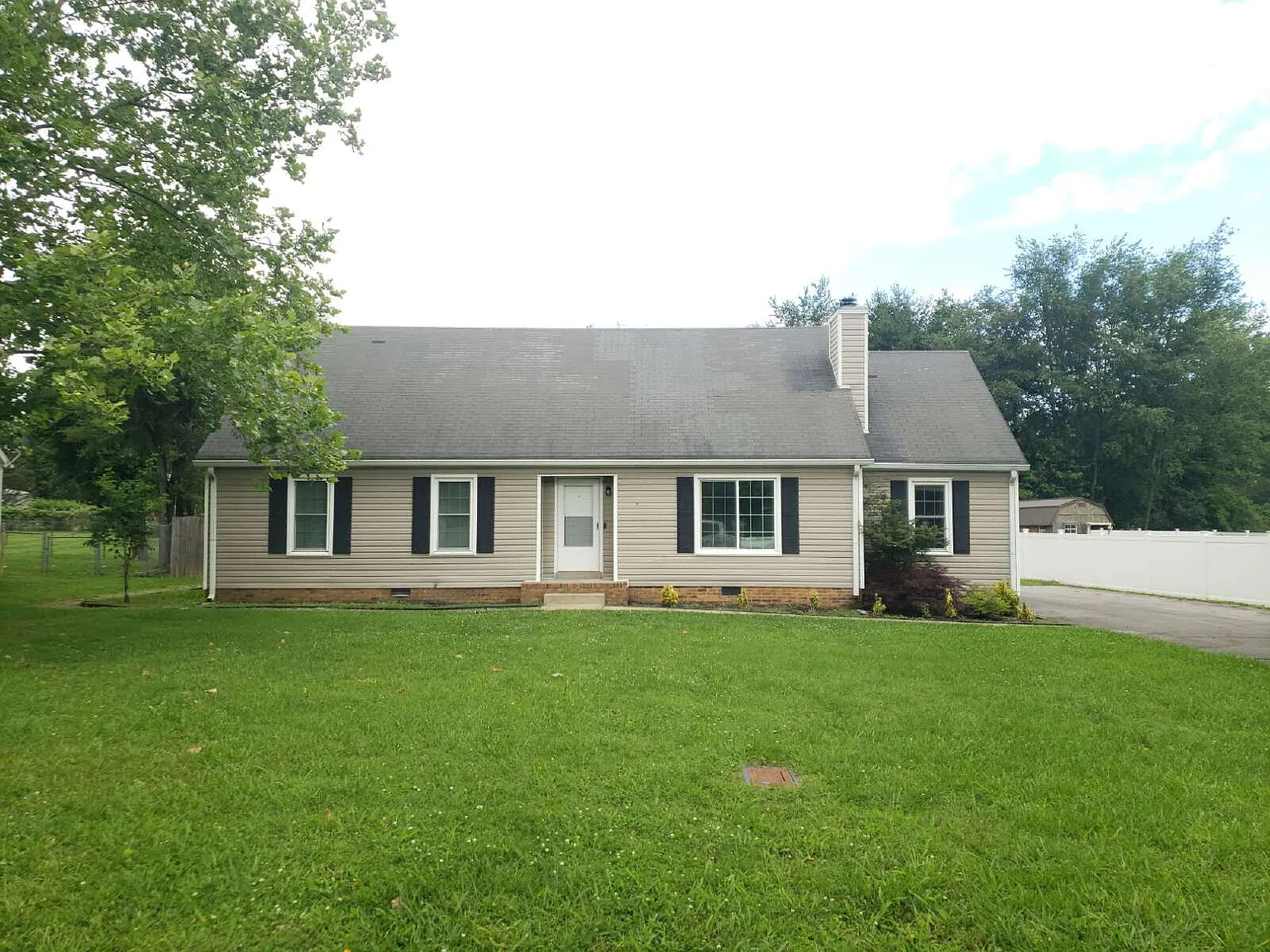 4 bed, 3.0 bath, 2222 sqft, $2,295 — Photo 1