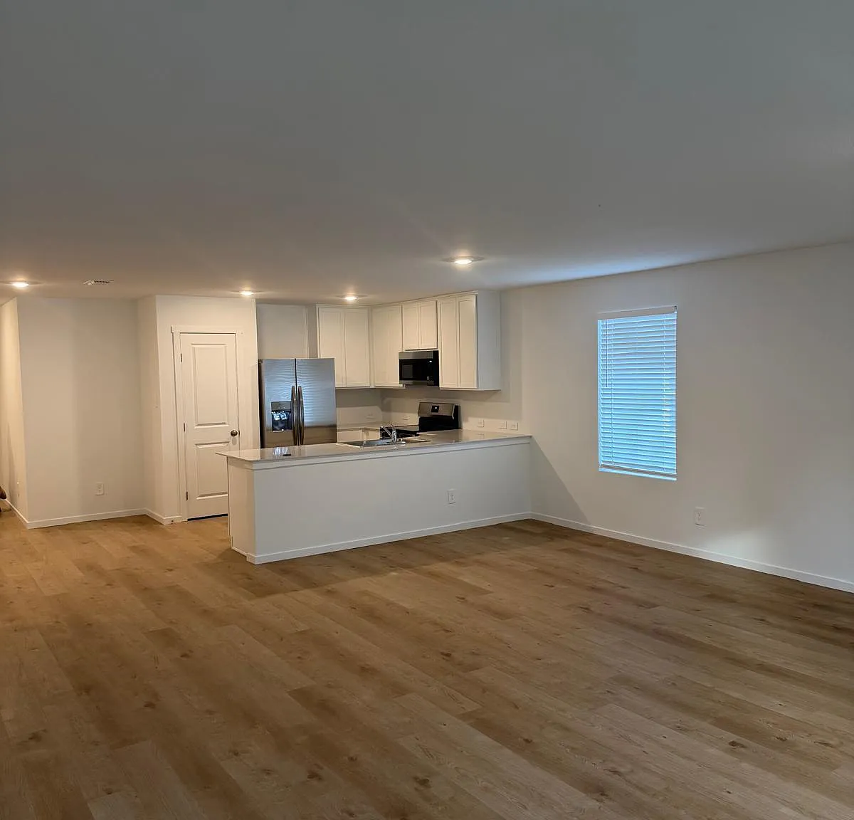 4 bed, 1985 sqft, $2,300 — Photo 2