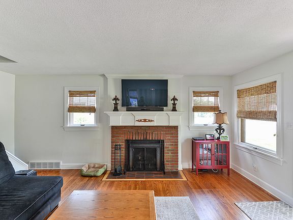 4th image of 4045 Crawford Ave