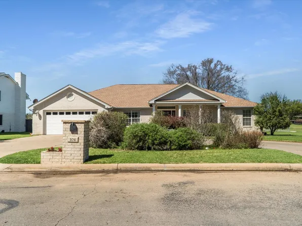 104 Firestone Place, Meadowlakes, TX 78654
