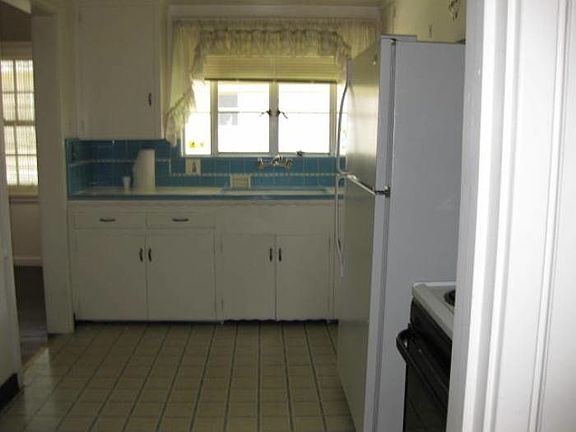 4th image of 1142 Fremont Way