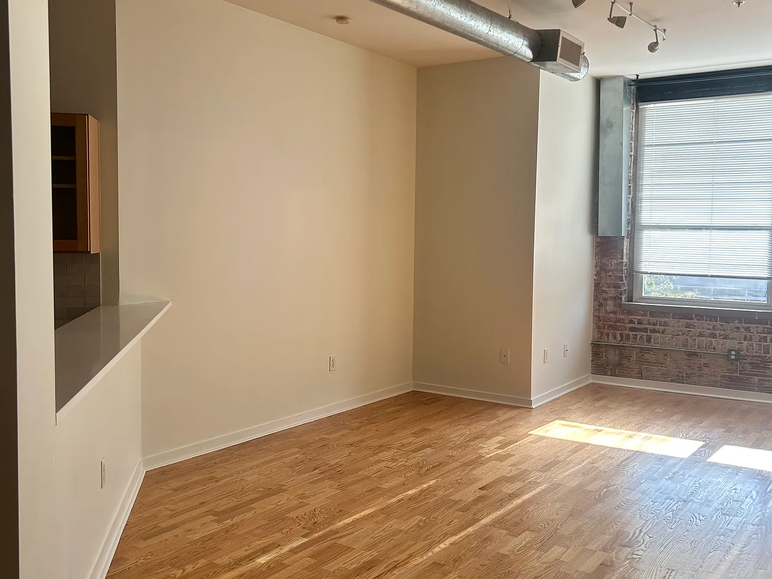 1 bed, 1094 sqft, $1,950 — Photo 4