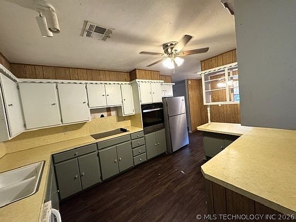 5th image of 609 N Hyden