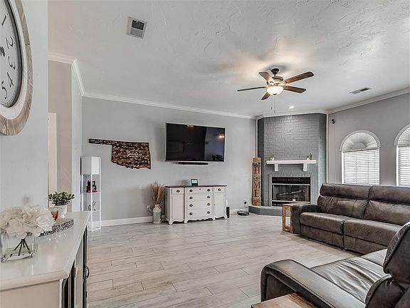 3rd image of 505 SW 156th St