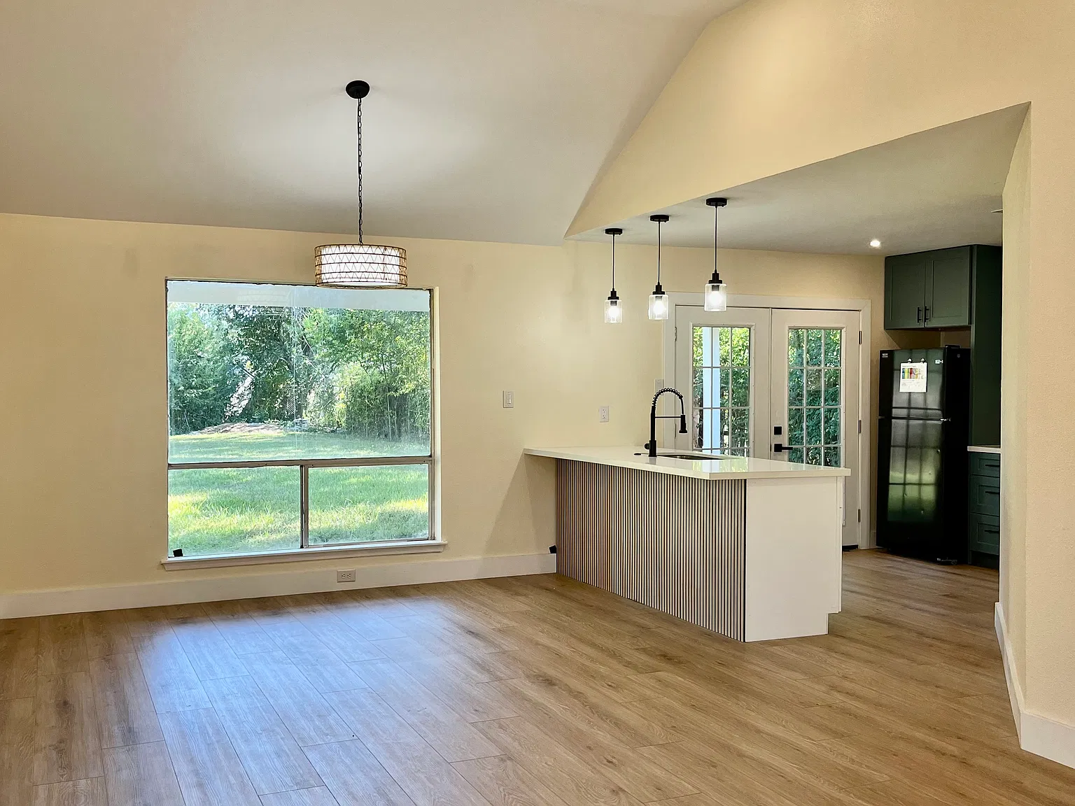 3 bed, 1076 sqft, $1,800 — Photo 3