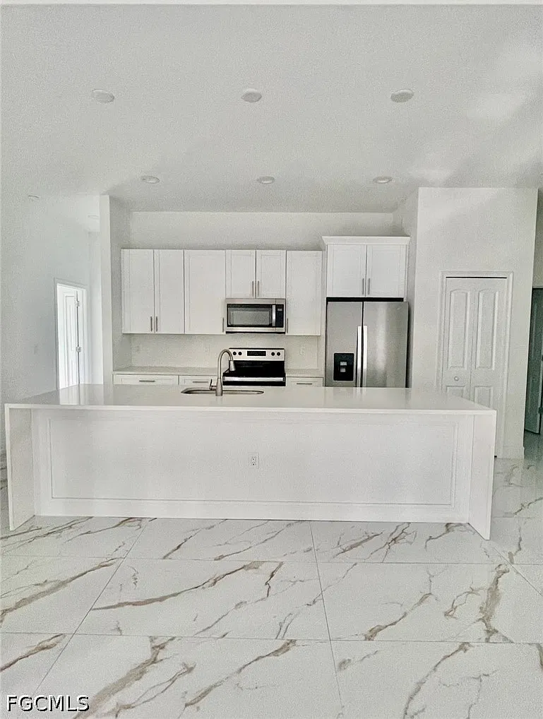 3 bed, 2.0 bath, 1589 sqft, $2,100 — Photo 2
