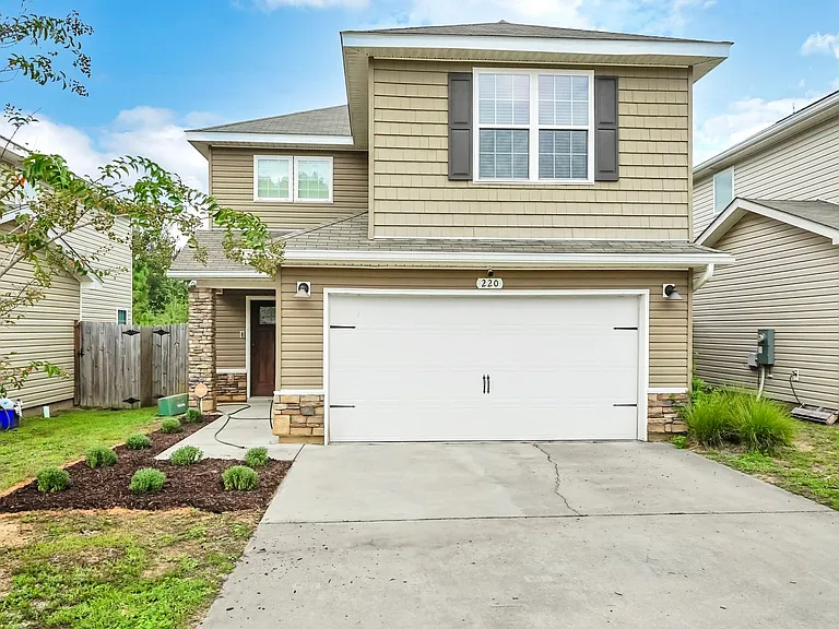 220 Wainwright Dr — Photo 2