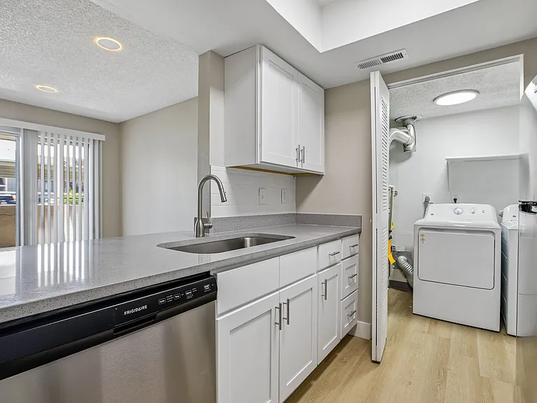 Brighton Place Apartments — Photo 31