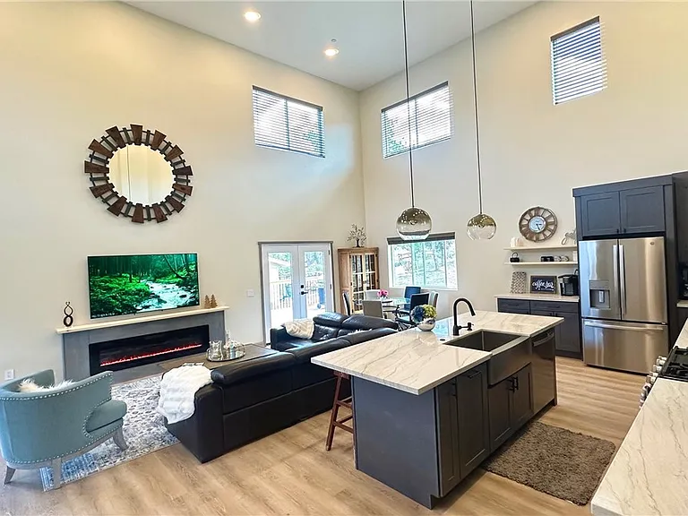 1215 Valley View Dr — Photo 1