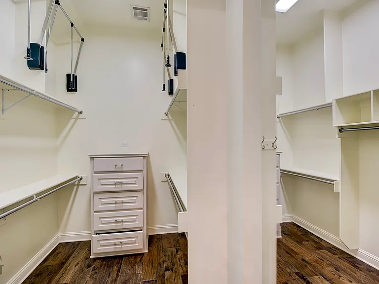 555 Canterbury Ln — Photo 17