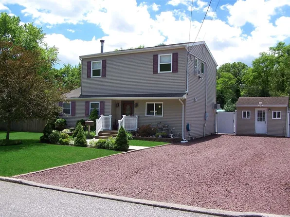 2616 Falcon Avenue, Medford, NY 11763