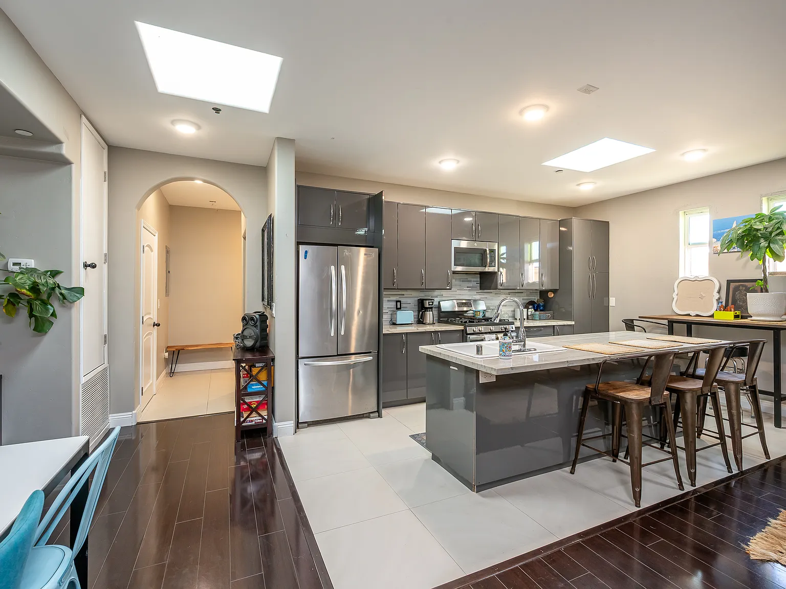 4 bed, 1820 sqft, $5,995 — Photo 4