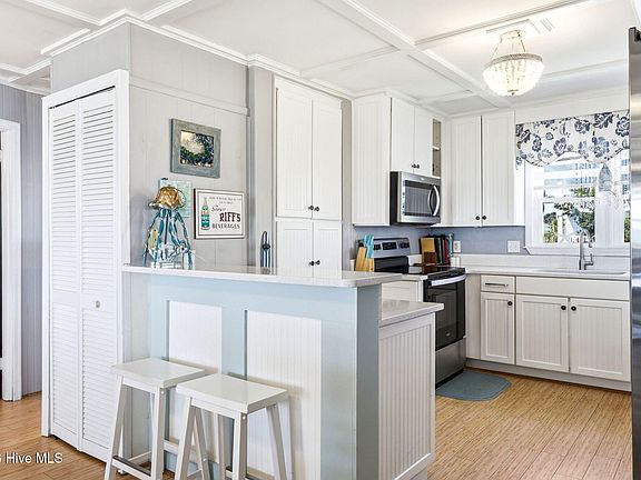 3rd image of 2915 E Beach Drive