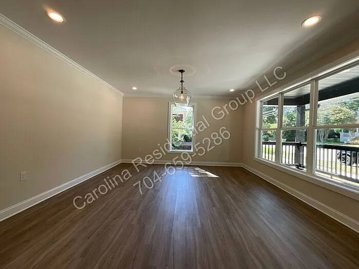 307 N Catawba St — Photo 4