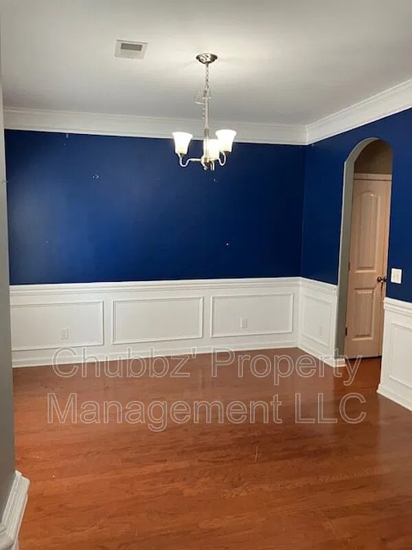 4 bed, 2.5 bath, 2518 sqft, $3,300 — Photo 2
