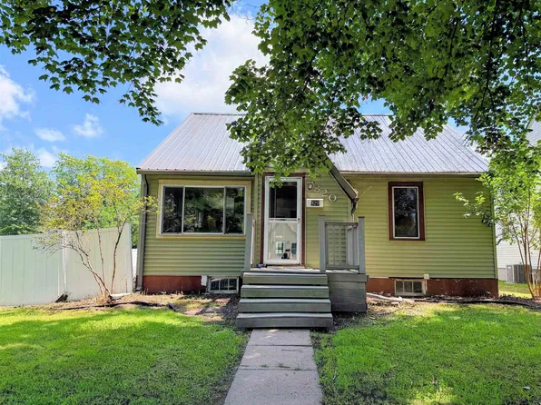 820 N Wacouta Ave, Prairie Du Chien, WI 53821