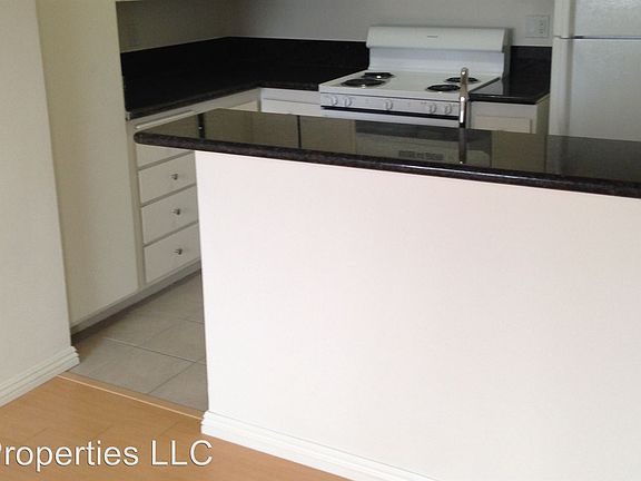 5th image of 8061 Romaine St APT 301