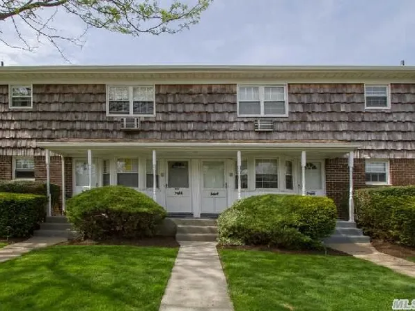 3609 Wilshire Ln, Oakdale, NY 11769