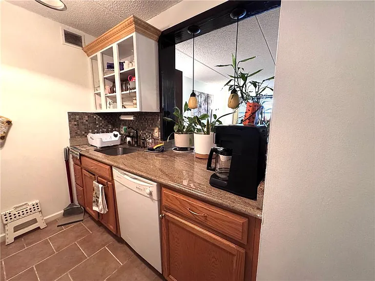 7914 Rockaway Beach Blvd #3L — Photo 7