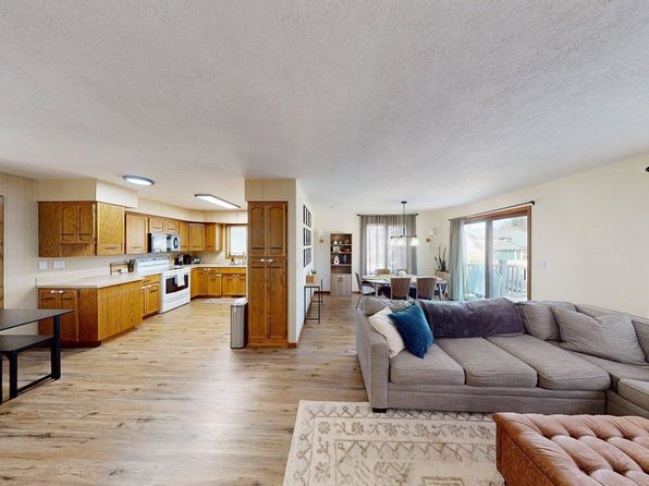 2509 Bel Air Pl NW, Minot, ND 58703