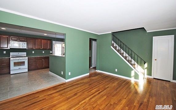 3rd image of 32 Woodbine Dr S