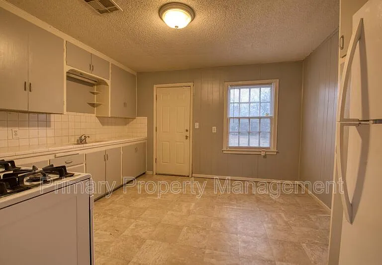 2212 NW 31st St — Photo 4