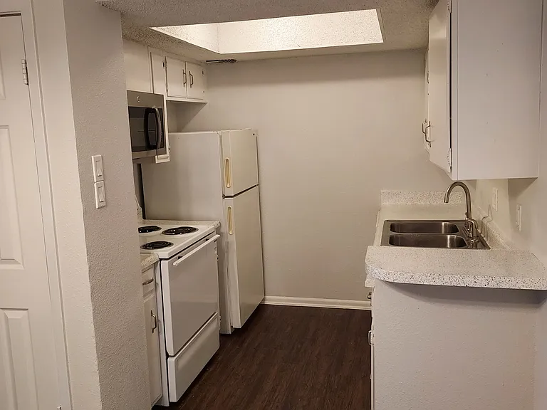 Marbach Manor Apartments — Photo 24