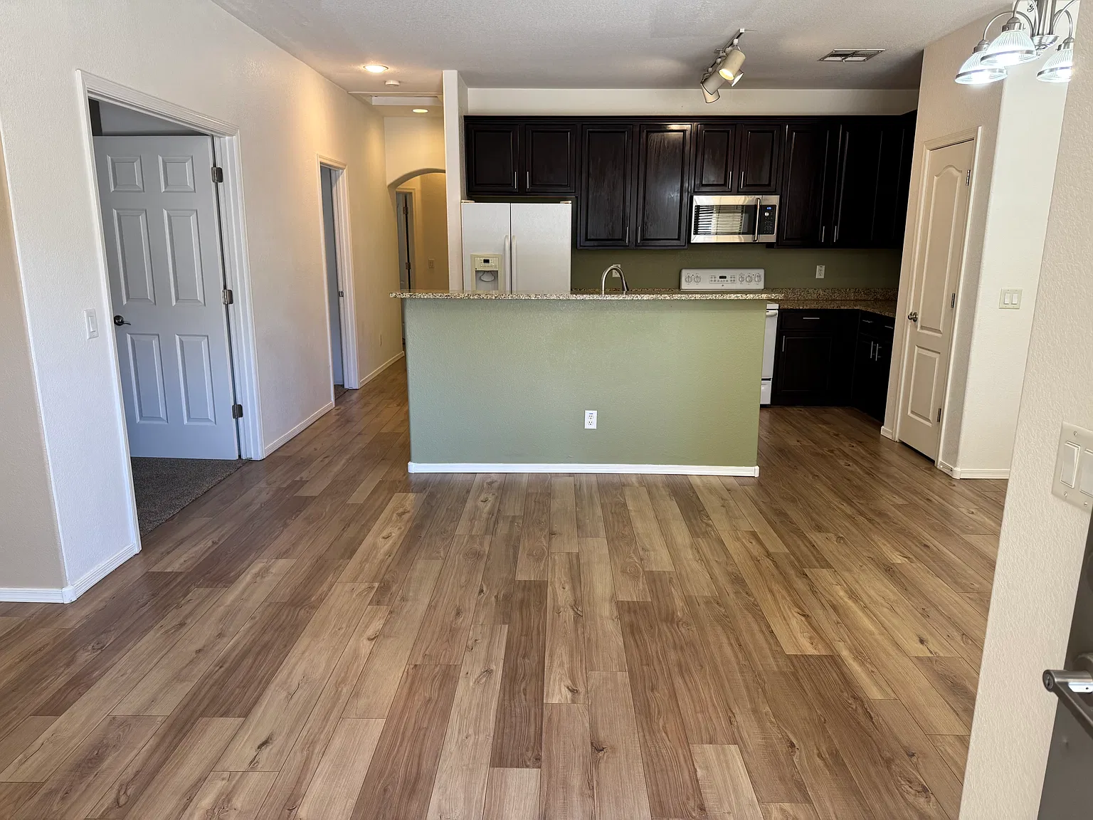 3 bed, 1398 sqft, $2,050 — Photo 1