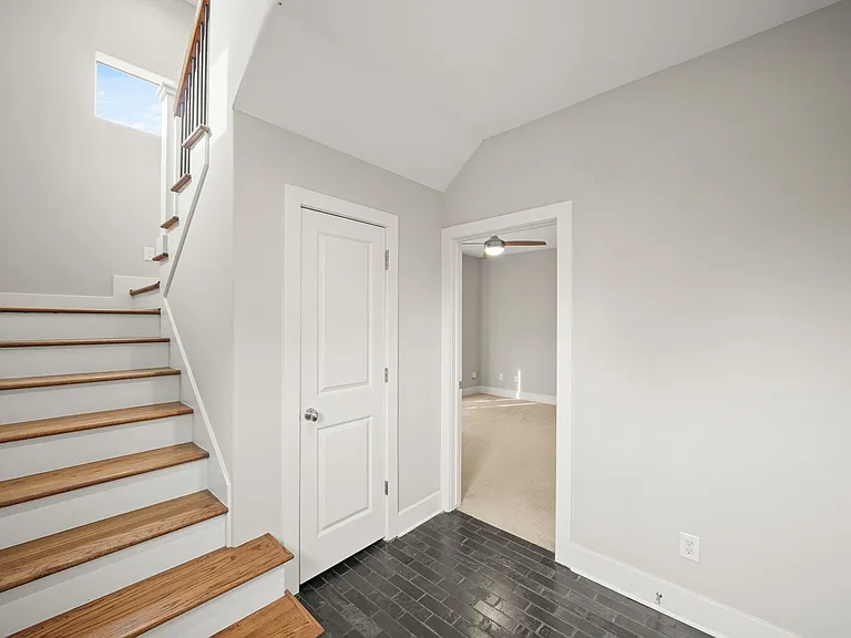 2547 Calumet St — Photo 6