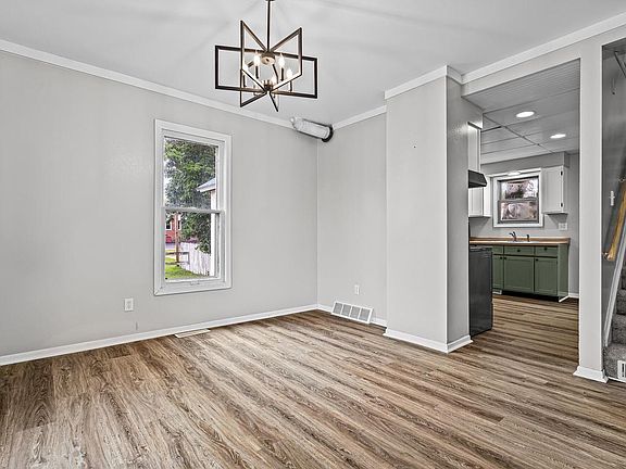 3rd image of 616 Douglas STREET